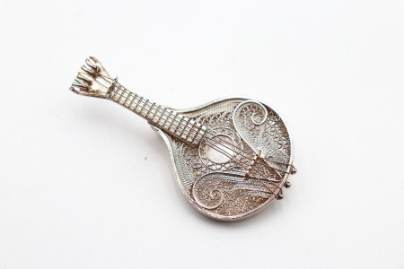 Alfinete de peito em forma de guitarra portuguesa em prata recortada